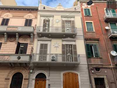 Sempre fissa murale � la meridiana collocata su un stabile di fine 800/inizio 900 situato via Dante 155